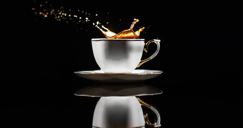 Xícara com reflexo mostrando as diferenças entre café em pó ou solúvel