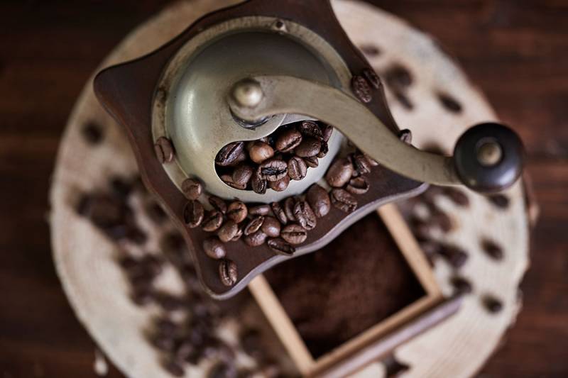 máquina moendo grãos de café mostrando como fazer um bom café