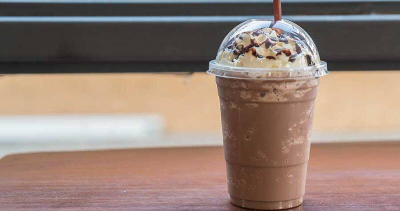 foto de um milk shake de café em cima de uma mesa, uma das várias possibilidades de bebidas com café