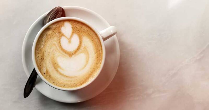 imagem superior de uma xícara de café, para demonstrar os benefícios do café com leite